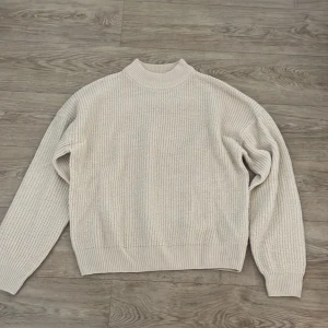 Stickad tröja - En beige stickad tröja från new yorker. Används ett fåtal gånger och är i bra skick. Storlek M. 