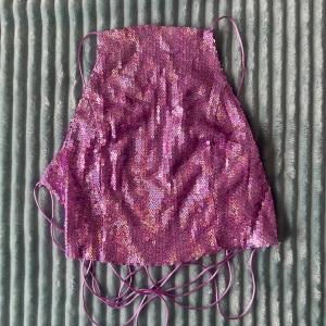 Backless topp - Köpt på plick men aldrig använd av mig. Använt men fint skick! Köparen betalar för frakten och katt finns i hem 🏡 