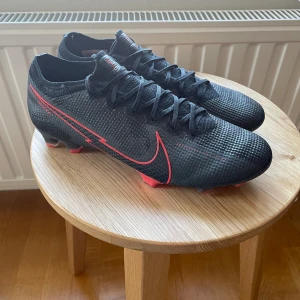 Nike Mercurial Vapor360 - Schyssta fotbollsskor i bra skick. Fungerar perfekt för dig som löper mycket på fotbollsplanen. Nypris: 3500kr