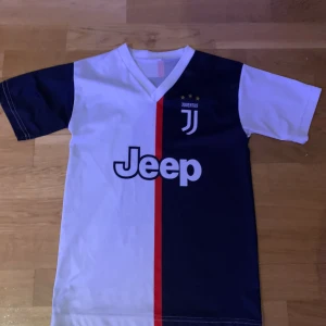 Juventus tröja - Tröjan är inte sliten alls. Den är ganska gammal eftersom den har nummer 7 Ronaldo på ryggen. Den är storlek 152 vilket är en barn storlek. (Köparen betalar frakten)