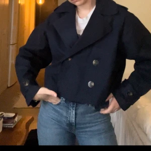 Kort trenchcoat Gina Tricot  - Använd fåtal gånger. Jättefin i storlek XXS