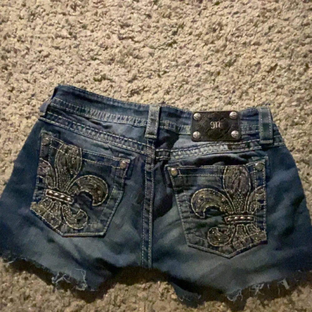 vintage miss me shorts med fina detaljer på bakfickorna. Skriv gärna för fler bilder.. Shorts.