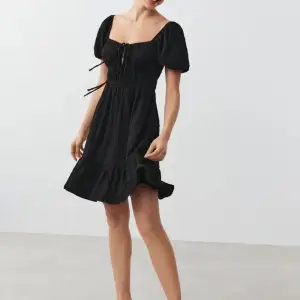 Säljer denna klänning från Gina väldigt fin och slutsåld på hemsidan!😍(pris går alltid  diskutera)