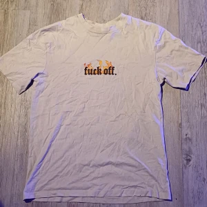 Fuck off tröja - Beige "fuck off" tröja köppt på newyorker  Knappt andvänd Nypris: ca 100kr
