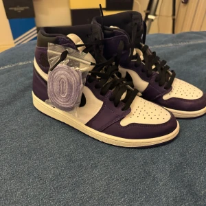 Nike air Jordan 1 retro high OG, court purple/black-white - Säljer mina jordan 1 retro high OG, court purple/black-white storlek 41 , skorna är i riktigt bra skick, svarta snören på och det medföljer  lila, orginalbox medföljer, pris är diskuterbart men går inte under 2000, skick 9/10, knappt använda
