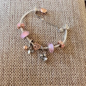 Pandora armband  - Helt nytt, använd 2 gånger! Designad helt själv. 