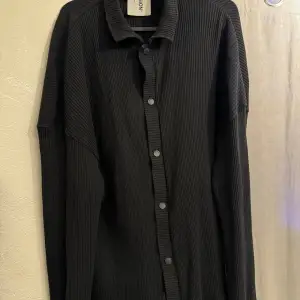En svart skjorta/overshirt i st M men sitter ganska oversized, använd flera gånger men är fortfarande i bra skick, säljer för 50kr