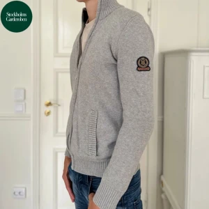 Henri Lloyd full zip - Fullzip från Henri Lloyd • Storlek: S (funkar för M) Skicket på tröjan är väldigt bra och inga defekter - Mitt pris 550 kr- Nypris: 1,389 kr. Modellen är 182 cm och väger 70 kg. Bilder tagen från förra ägaren!