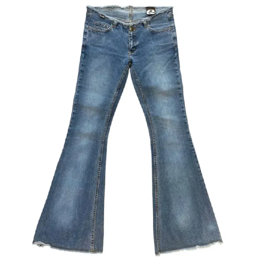 Så snygga lågmodjade bootcut jeans med broderat rött e på baksidan  Midja- ca 74 cm Innerbenslängd- ca 83 cm. Jeans & Byxor.