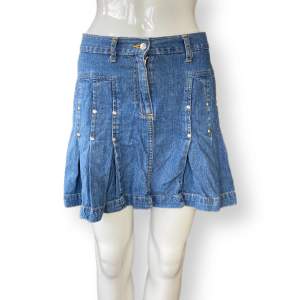 Midrise kjol i fint skick. 100% cotton, storlek 34 från B.young. MÅTT: Midjebredd 36cm & längd 39cm 
