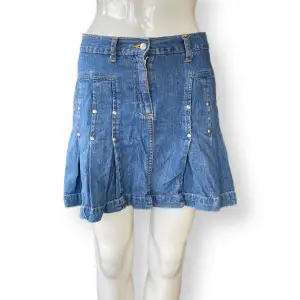 Midrise kjol i fint skick. 100% cotton, storlek 34 från B.young. MÅTT: Midjebredd 36cm & längd 39cm 