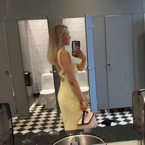 Gul klänning - Ljusgul maxiklänning som jag hade på bal i stl XS (passar mig som normalt är en S)💓💞 är 174 cm lång.🐝🌼 skickar mer bilder privat!