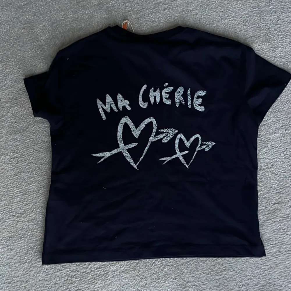 Jätte fin helt oanvänd Ma cherie Gina tricot T-shirt! Säljer pga fel storlek💕. T-shirts.