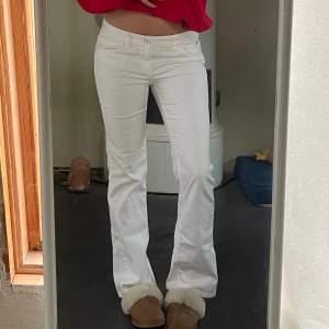 Snygga vita ESPRIT jeans. Köpta från Sellpy med prislappen kvar. Midjemått 82 cm innerbenslängd 80 cm💗