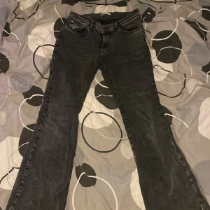 Gina tricot jeans  - Ett par super super fina low waist Gina tricot jeans i storleken 38  Väl använda men fortfarande i bra skick. 