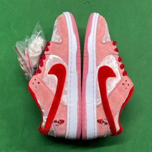 SB Nike low dunks  - 👠 Unika Skor Tillfälle! 👠  Letar du efter ett par extraordinära skor som inte bara är trendiga utan också unika? Då har du kommit rätt!  Dessa grymt fina skor är en sällsynt skatt, en i miljonen, som kommer att ta din stil till nya höjder. 