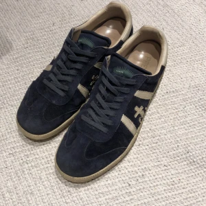 Premiata skor  - Tjena säljer ett par premiatas i storlek 44 nypris ca 3000 säljer dessa för 1499  hör av dig vid fler frågor