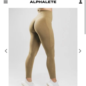 Alphalete Scrunch Leggings - Olivgröna träningstights från Alphalete! Jätte snygg passform. Nypris är runt 750kr och genom Plick slipper du tullen🤩 Storlek S