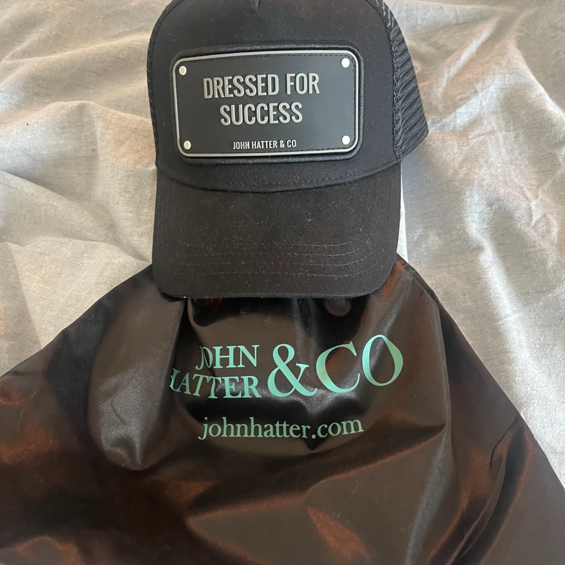 John Hatter ”Dressed for success” rubber cap