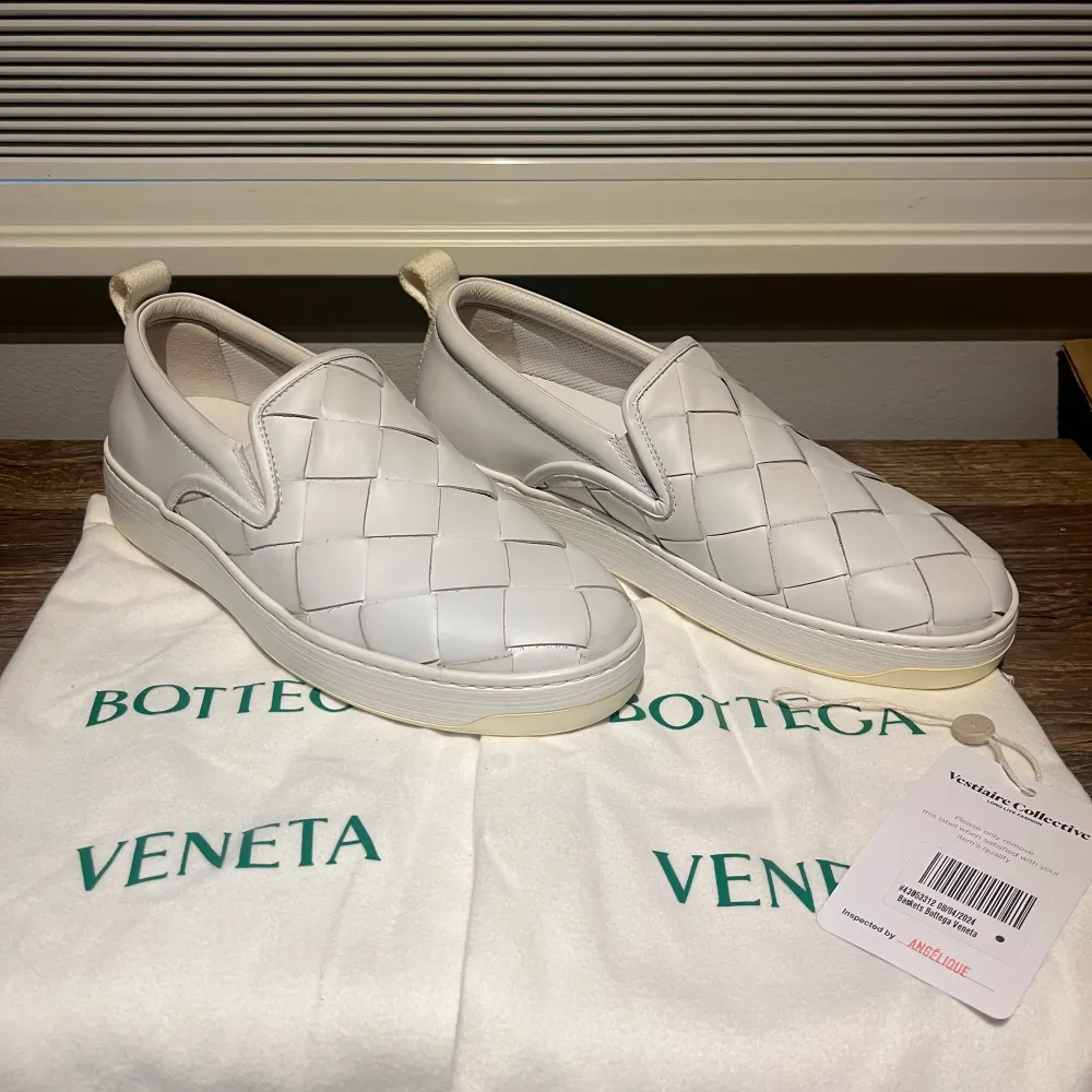 Sjukt feta bottega veneta slip ons, perfekta för sommaren. Väldigt fint skick, knappt använda. Storlek 43,5. Tillkommer OG dustbags och tag från äkthetskontroll hos vestiaire collective. Hör av er vid frågor!. Skor.