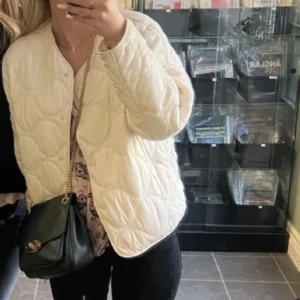 Quiltad jacka - Superfin vårjacka från mango! Mycket bra skick.  Står ingen storlek i men skulle säga att den passar någon som har S. Högsta bud: 500kr 💕