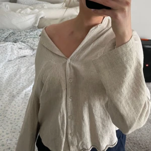 Skjorta  - Jag säljer en jätte söt skjorta som kan änvändas som tex strandplagg eller till en fin outfit. Det är inget fel på den, jag använder den bara inte.