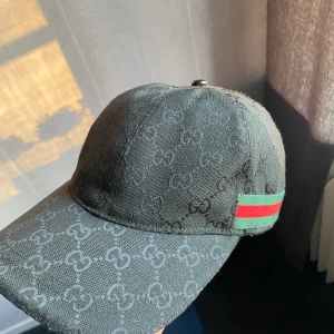 Gucci keps - Säljer min Gucci keps för komemr inte till användning, kepsen är äkta. Box påse och tillbehör följer med. Pris kan diskuteras👍
