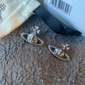 Äkta Vivienne Westwood örhängen  - Äkta Vivienne Westwood. Nyskick, använda någon enstaka gång. Låda o allt ingår :) 