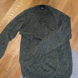 Säljer denna riktigt feta sweatshirt från Oscar Jacobsson | Nypris: 1299 | Tröjan är i nyskick ✨ Skriv vid fler funderingar 🙌🏼
