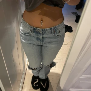 Jeans - Jätte fina jeans från zara, köpta för länge sen o använda nårra gånger men frtf mycket bra skick❤️i strl 40 men passar mig som har s-m eftersom zara är små i storleken!