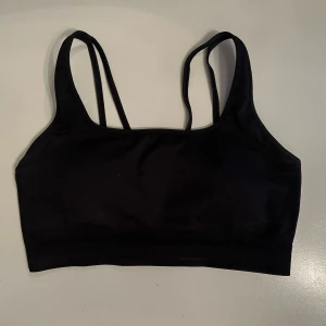 Svart träningstopp  - Säljer denna fina topp från nvgtn i storlek S! Sparsamt använd, fint skick.  Köpt för 335 kr.  Skriv för fler bilder 🫶🏻