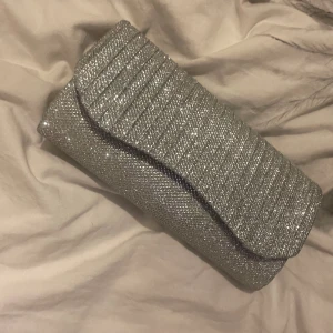 Balväska  - Köpt på shein för 75kr men aldrig använt. Silvrig glitter där det ingår kedja, fack på insidan. Skriv privat för fler frågor❤️