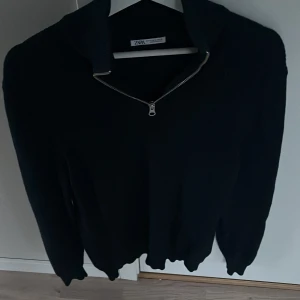 Zara Half Zip mörkblå - 9/10 skick, använd några få gånger. Nypris 479kr