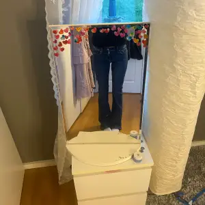 Säljer dessa fina lågmidjade jeans från Gina tricot då de aldrig riktigt har kommit till användning. De är i väldigt bra skick och har inga defekter alls💕midjemått: 31 innerbenslängden: 78💕 