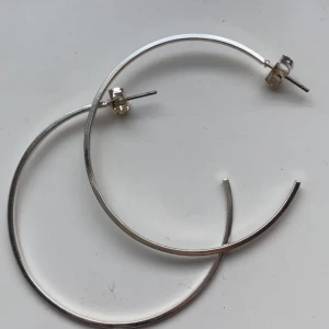 Silvriga hoops - Ganska stora silvriga hoops. Säljer då jag inte använder de💕