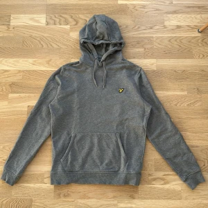Lyle & Scott hoodie - Grå hoodie från Lyle & Scott i fint skick.