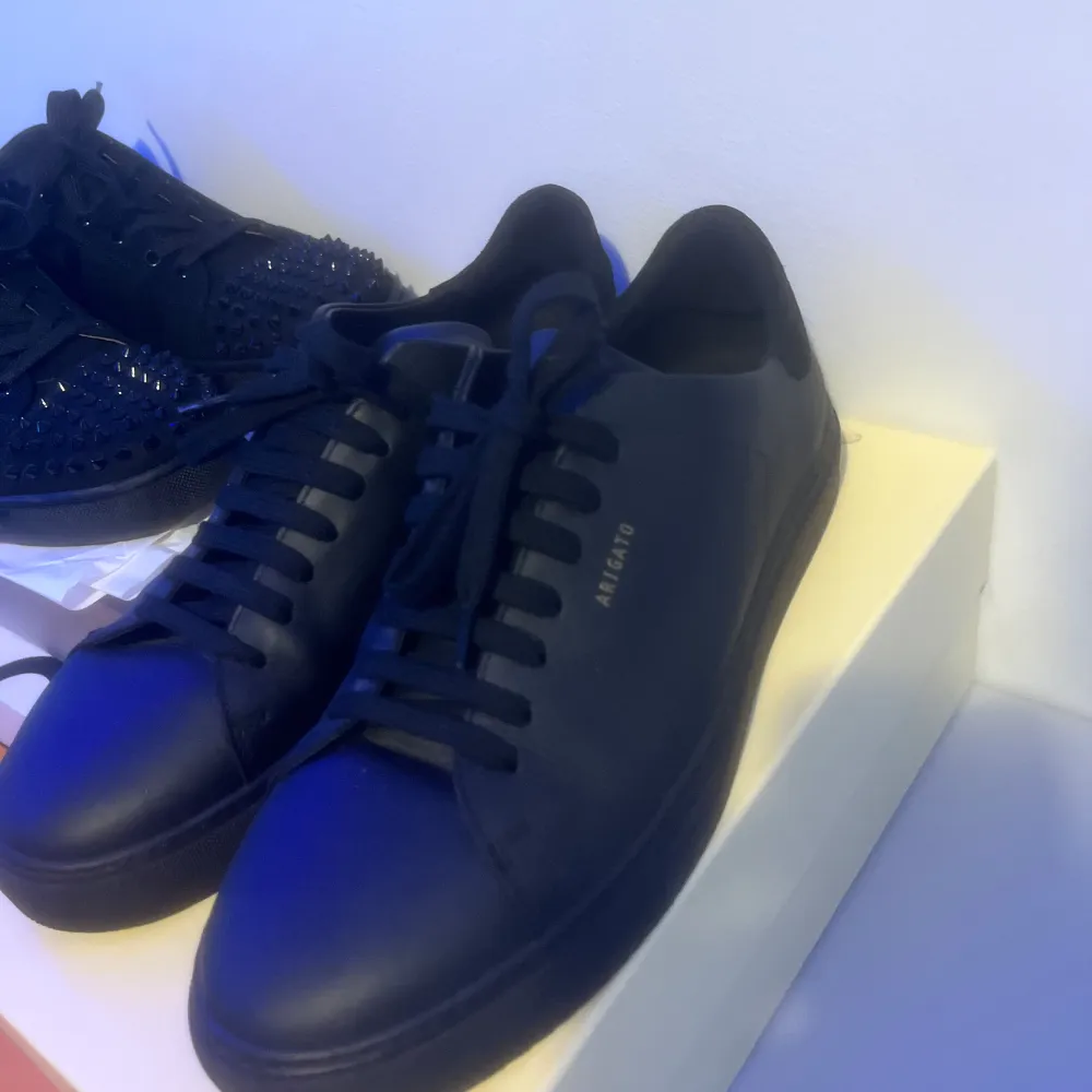 Säljer nu mina helt nya endast testade Axel Arigato clean 90 all black skor för endast 1650kr, 10/10 skick dm för frågor :) . Skor.