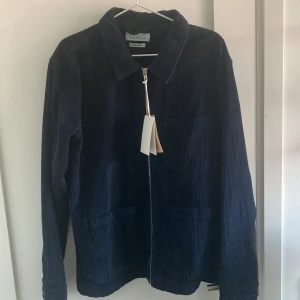 Garment makers marinblå manchesterjacka - perfekt laidback sommarjacka! fin marinblå färg, har endast provats och taggen sitter fortfarande på. nypris ca 1400 