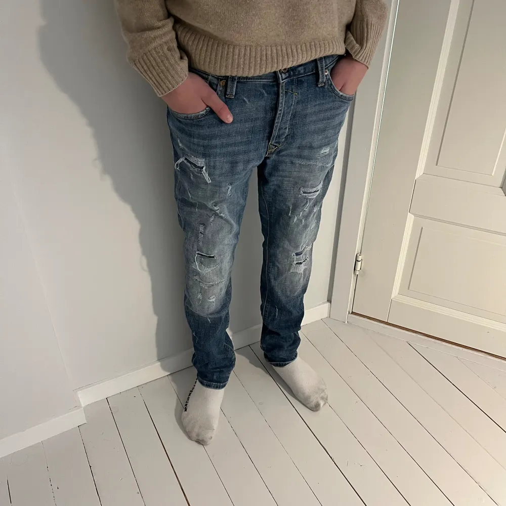 Ett par feta jeans med slitningar i slim fit | skick 8.5/10 | vid ytterligare funderingar är det bara att skriva🙌🏼. Jeans & Byxor.