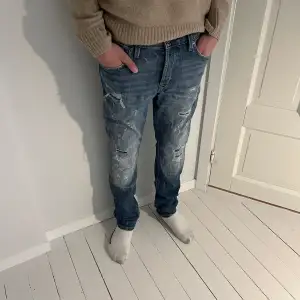 Ett par feta jeans med slitningar i slim fit | skick 8.5/10 | vid ytterligare funderingar är det bara att skriva🙌🏼