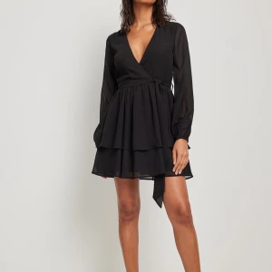 Sommarklänning  - Säljer denna klänning då jag inte hann skicka tillbaka den innan returtiden tog slut. Är i storlek 40 men är lite liten på mig som vanligtvis har 36-38 🩷 Nypris 449 men säljer för 150kr för jag vill bara bli av med den. 