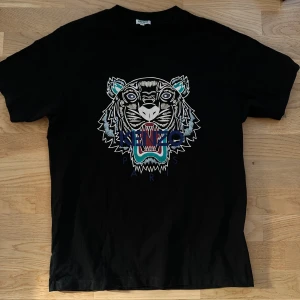 Kenzo T-shirt  - Storlek M, väldigt bra skick.  Köpte för några år sedan men knappt använt.