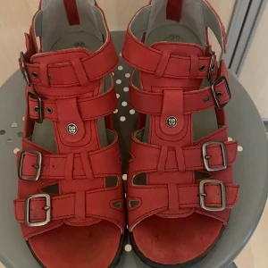 Sandaler  - Säljer dessa sandaler som jag inte använder! De är från kavat (se bild 3), vilket är ett bra märke med kvalite!! Köpta för ca 700 och säljer de för 200, kan gå ner i pris till 150 vid snabb affär!💞