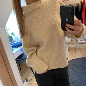 Teddytröja  - Säljer denna teddytröjan då den inte kommer till användning längre, jättestor och gosig i en superhärlig färg. Har ni några frågor är det bara att fråga på, puss puss💋