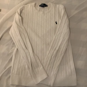 Ralph lauren tröja - Säljer en vit Ralph lauren tröja i storlek S för 450kr. Den har inte fläckar elr hål och endast använd ett fåtal gånger. Om du undrar något är det bara att skriva :)