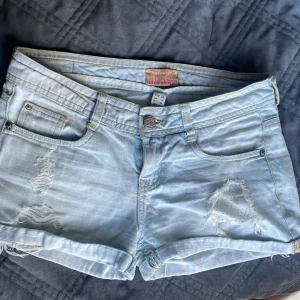 Low Waist / mid waist Ljusblåa shorts  - De är väldigt ljusa, använt max 10 gånger, inga fläckar osv 