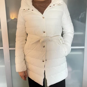 Tommy Hilfiger Jacka - Vit jacka från Tommy hilfiger. Aldrig använd. Modellen Giacca da donna som är helt slutsåld. Den är jättefin men aldrig kommit till användning. Storlek XXS men passar mig som är en XS också. Nypris 3000kr mitt pris 1500kr men kan diskutera priset. 