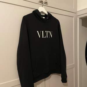 Valentino hoodie Storlek Large passar medium Bra skick förutom att ena sidan på necktagen har lossnat.  Givetvis äkta vara!