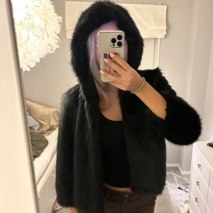 Pälsjacka  - Pälsjacka med luva från Missguided, så skön!! Storlek 38