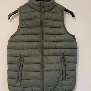 Väst storlek 150/160  - Har knappt använts. 